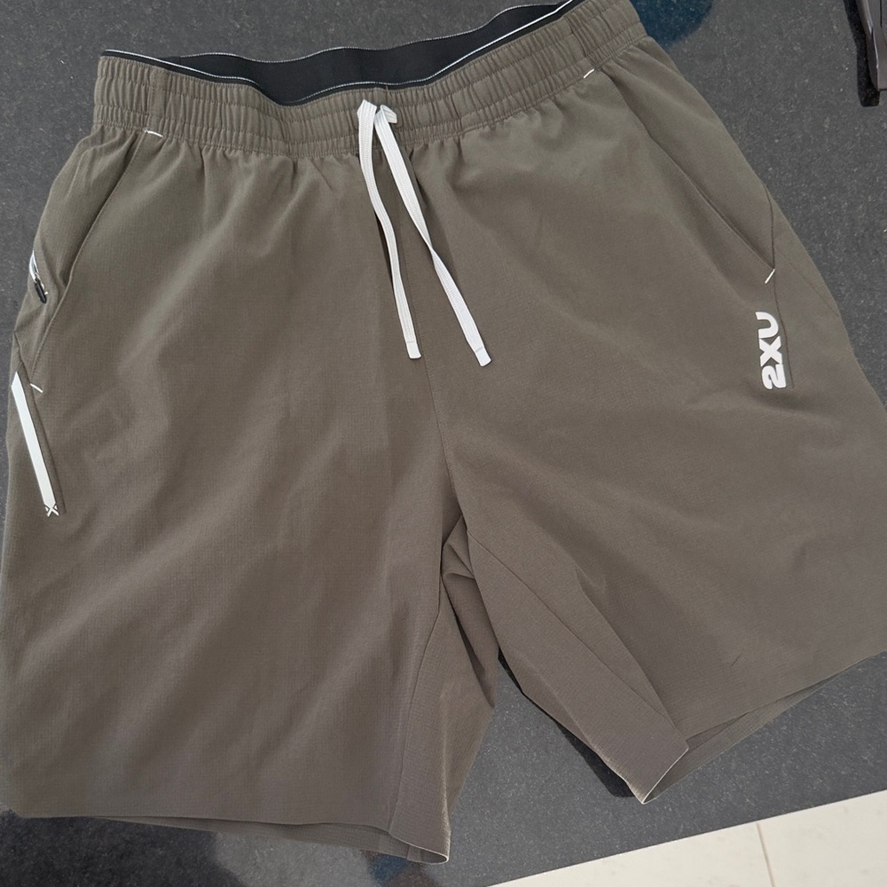 2XU Men's Green Athletic Shorts